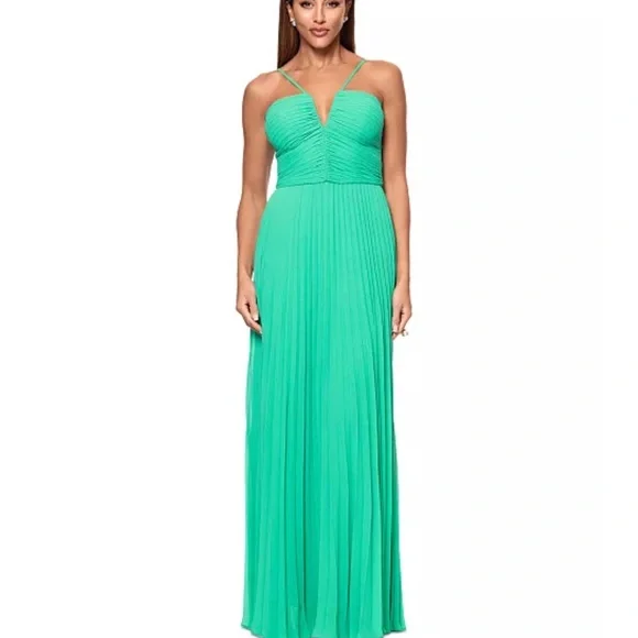 green emerald velvet dress Xscape Women's Sweetheart Neck Gown - Emerald